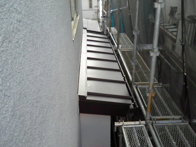 足場から見た外壁と階段