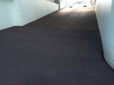 小平市Ｔ社地下駐車場スロープ滑り止め改修工事の施工写真