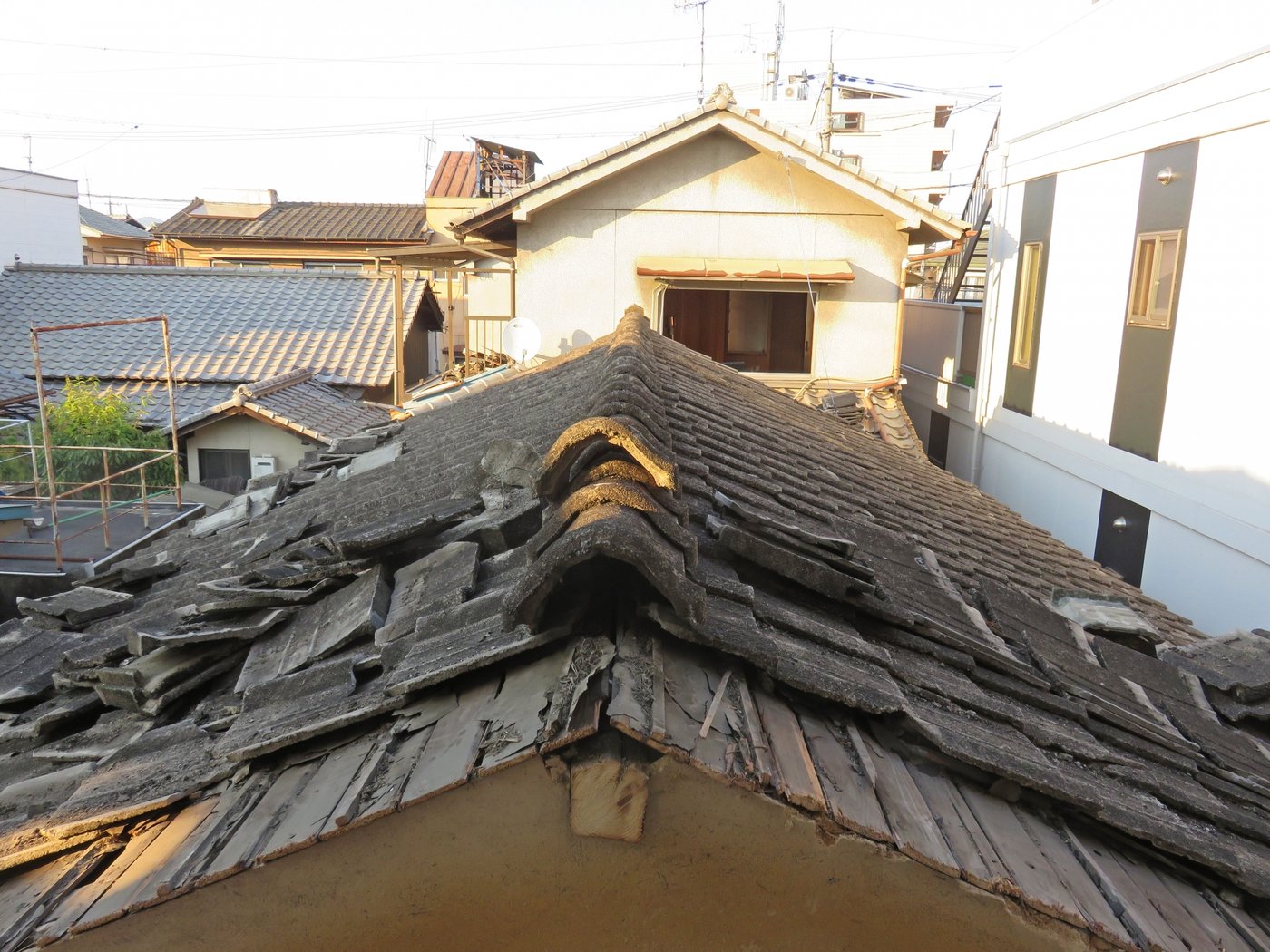 傷んだ瓦屋根(イメージ)