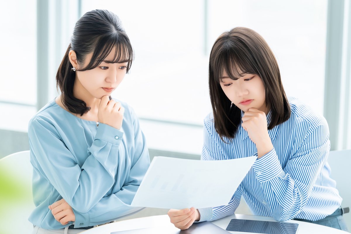 書類を見ながらの相談（イメージ）