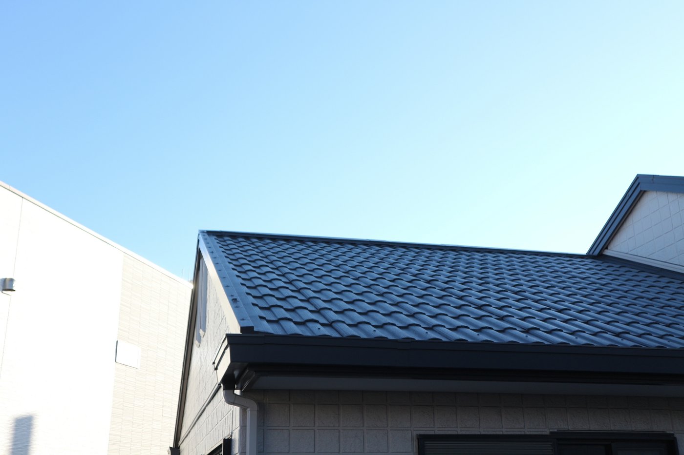 青空と住宅の屋根（イメージ）