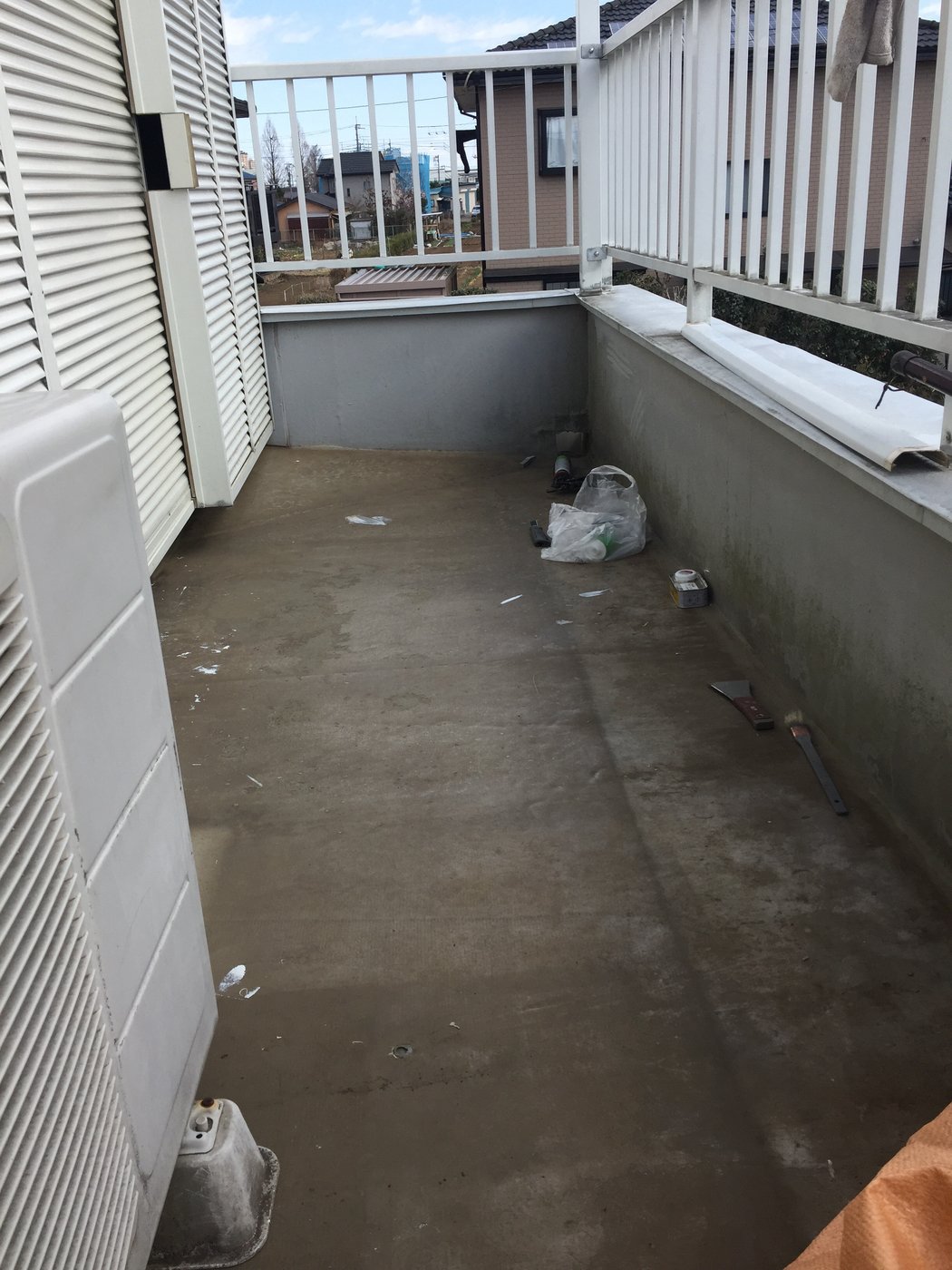 所沢市M邸の防水層のケレン清掃